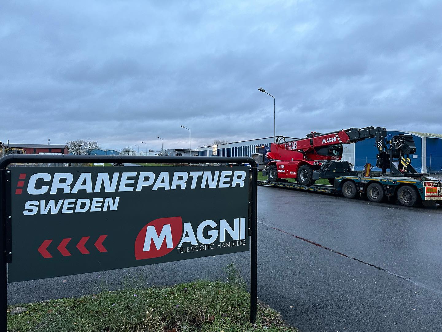 Dubbelskylten med Cranepartner och Magni vid depån i Kristianstad